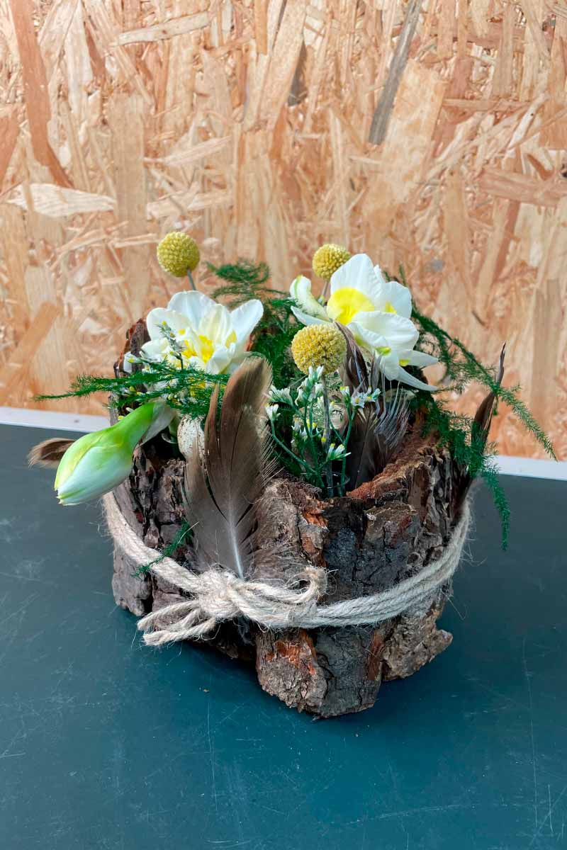 Færdig påskedekoration med bark og påskeblomster