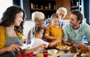 en familie der laver mad sammen og griner