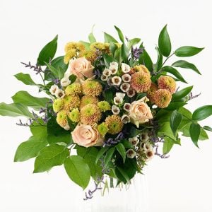 En lav buket bundet af creme roser, santini chrysanthemum, lilla limonium og voksblomster + grønt.