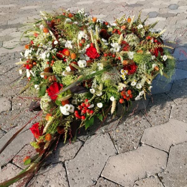 Hjerte i forskellige blomster i varme nuancer