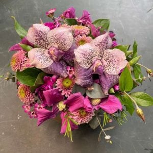 Hatteæske set oppefra i lyserøde blomster, med chrysanthemum, clematis, vanda orkide og andet