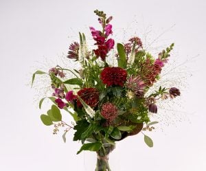 buket med bordeaux farvede blomster