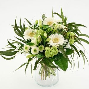 Hvid buket bundet af gerbera, santini chrysanthemum, alstroemeria, viburnum og grønt.