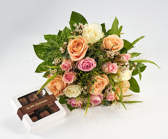 Valentinsbuket, floristens valg og chokolade - Send blomster med Bloomit