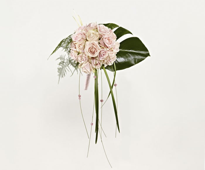 Asymmetrisk brudebuket med rosa roser