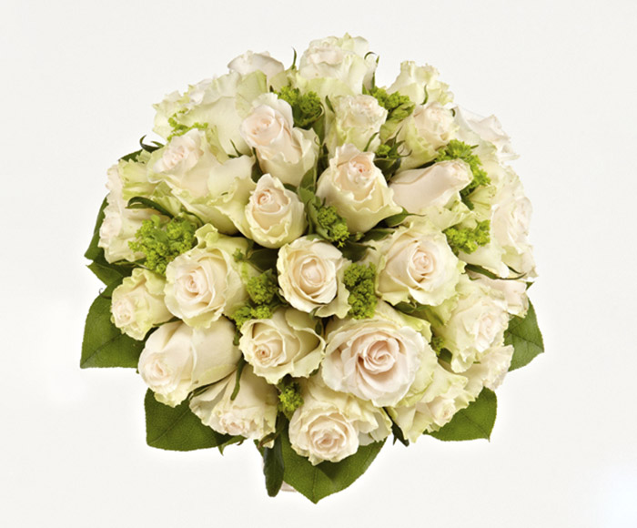 Rund brudebuket med roser og synlig bladkrans