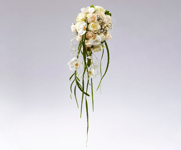 Se Romantisk dråbeformet brudebuket hos Bloomit